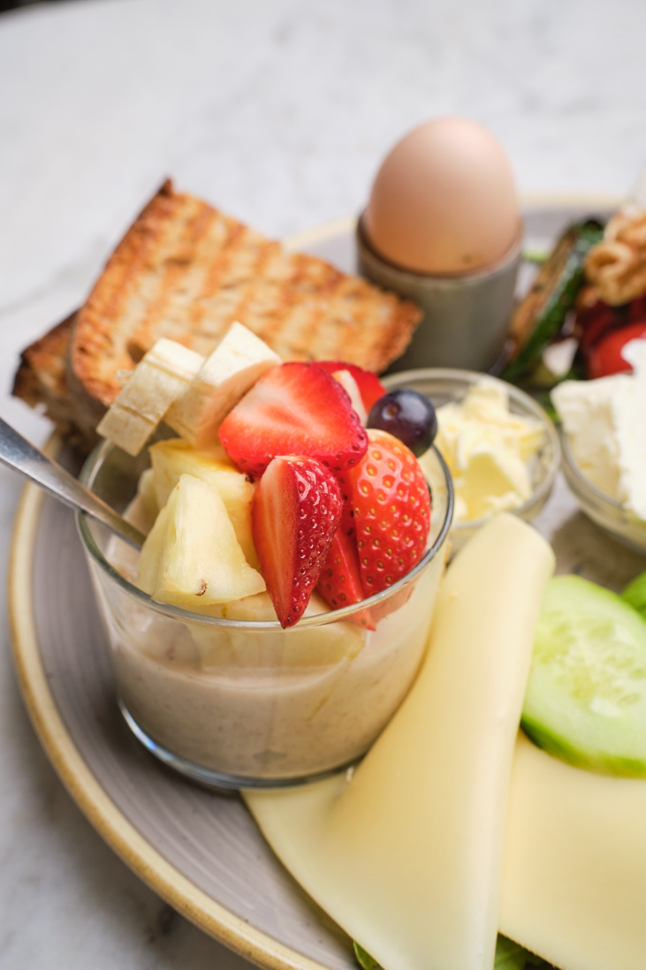 Frühstücksdetail mit frischen Zutaten im Café Miro Berlin Charlottenburg