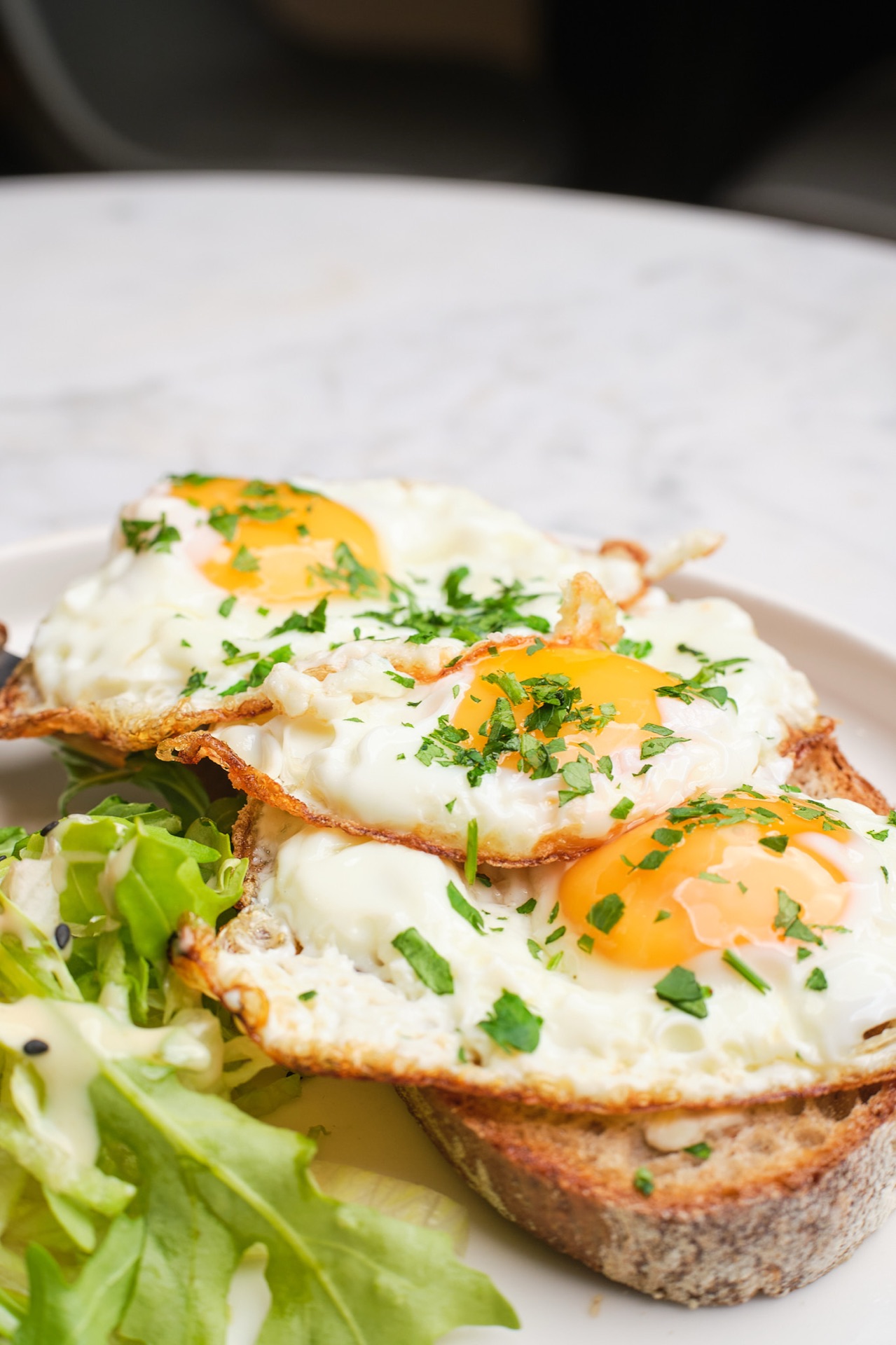 Goldenes Rührei auf knusprigem Sauerteigbrot im Café Miro Berlin