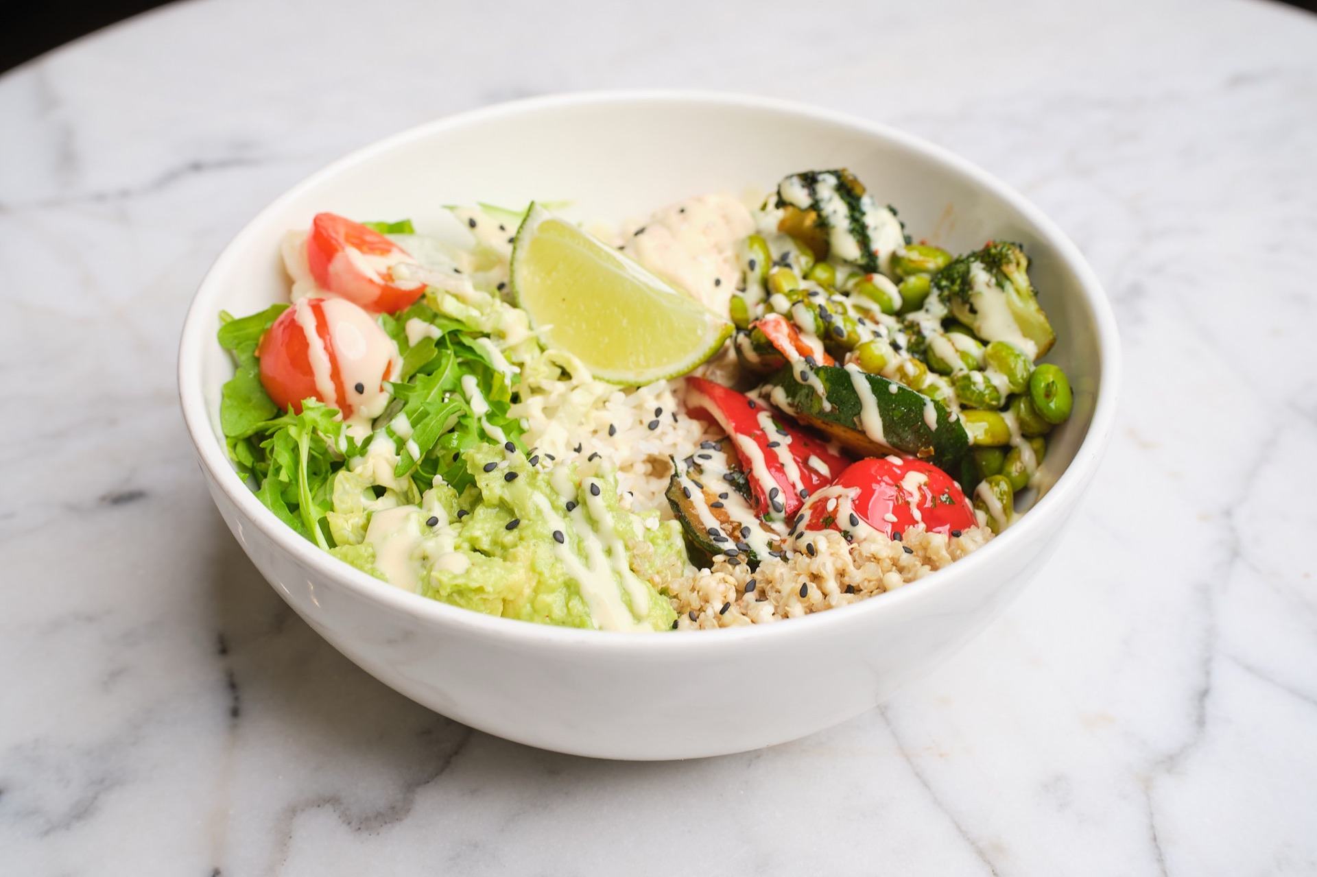 Frischer grüner Salat mit gebratenen Garnelen — Mittagstisch im Café Miro