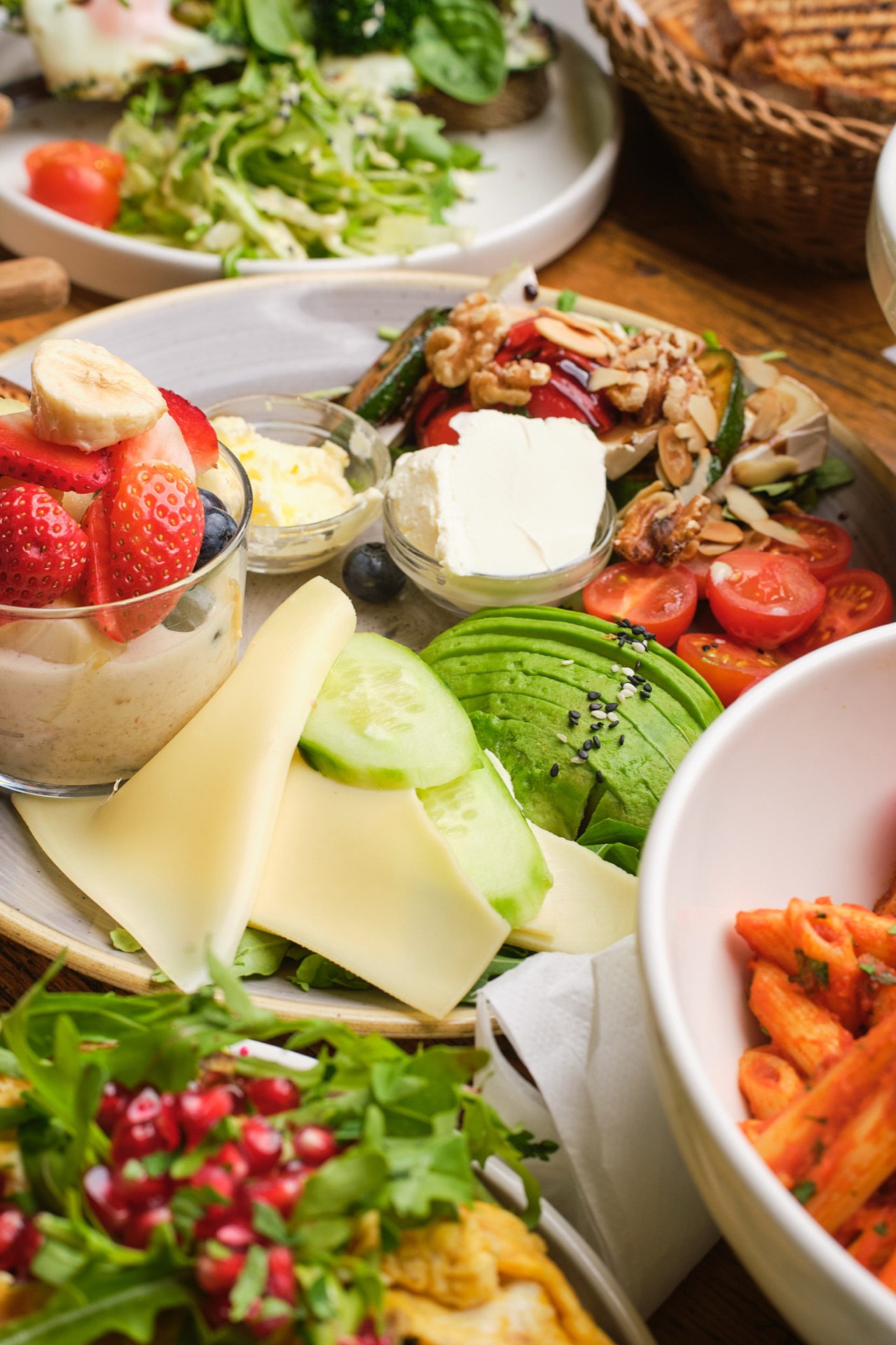 Gedeckter Brunch-Tisch mit Stullen, Bowls und Säften im Café Miro