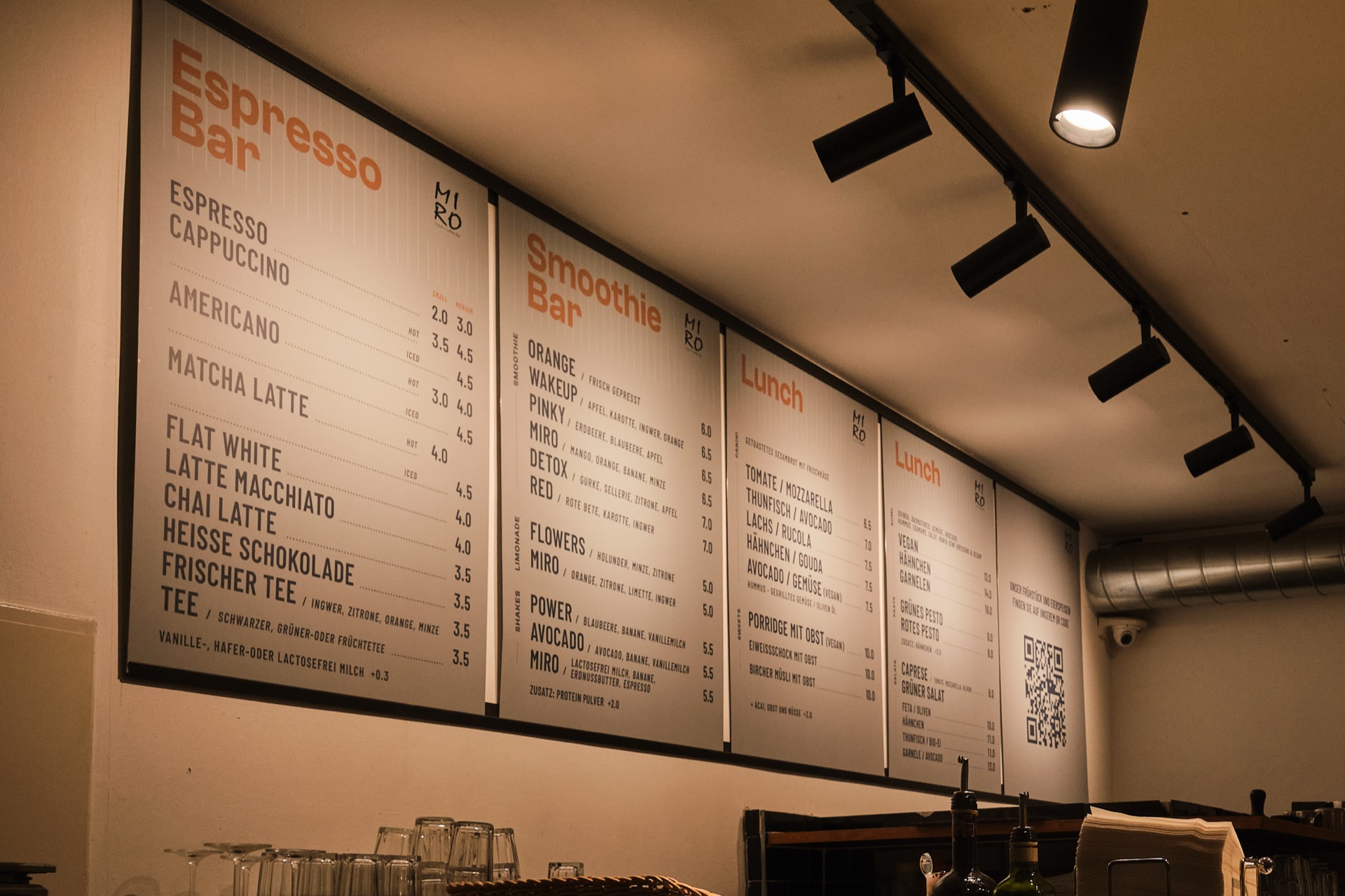 Detailaufnahme eines Catering-Tisches mit Stullen und Aufschnitt im Café Miro