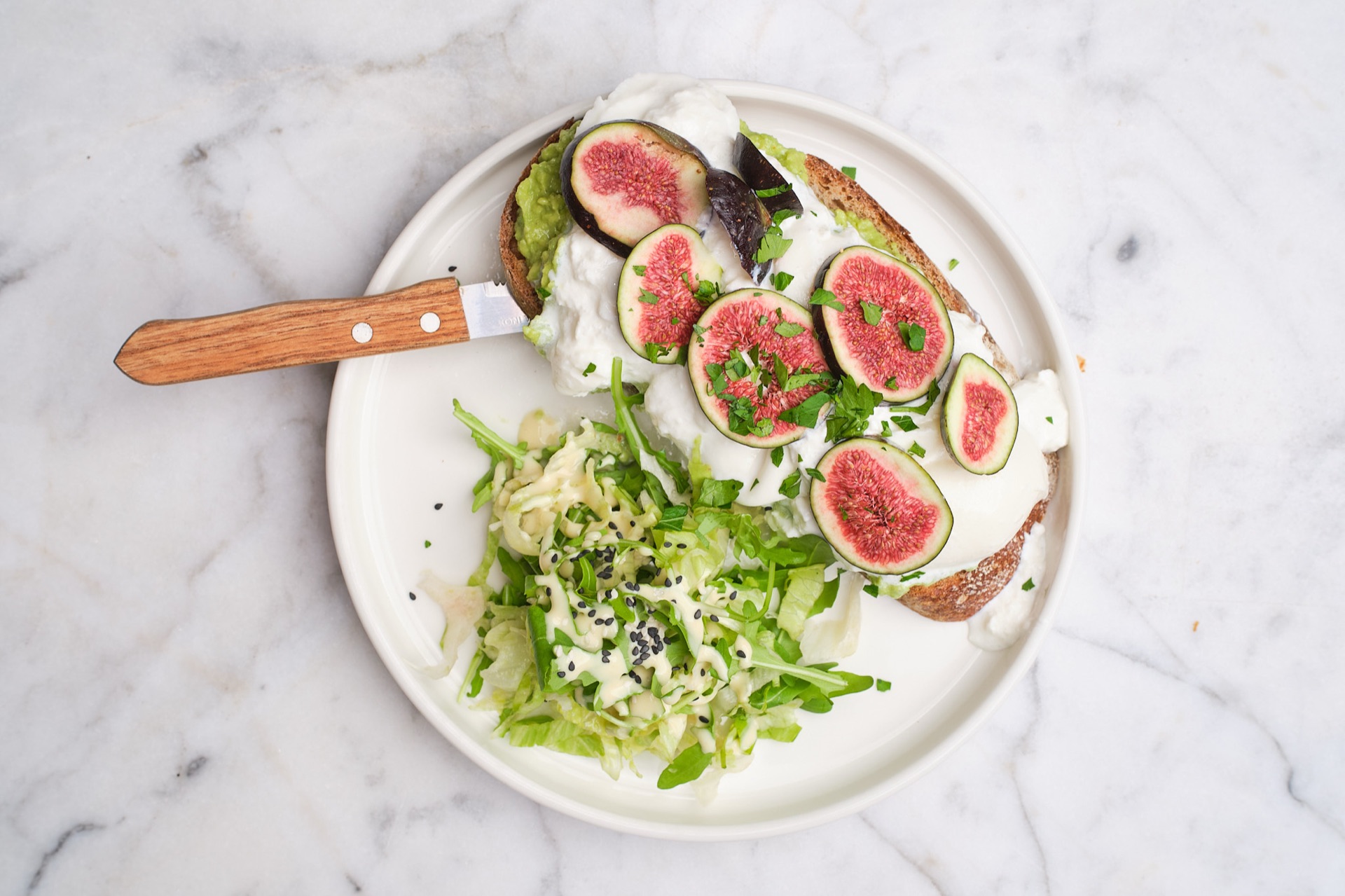 Avofigata Stulle mit Guacamole, Burrata und Feigen — Café Miro