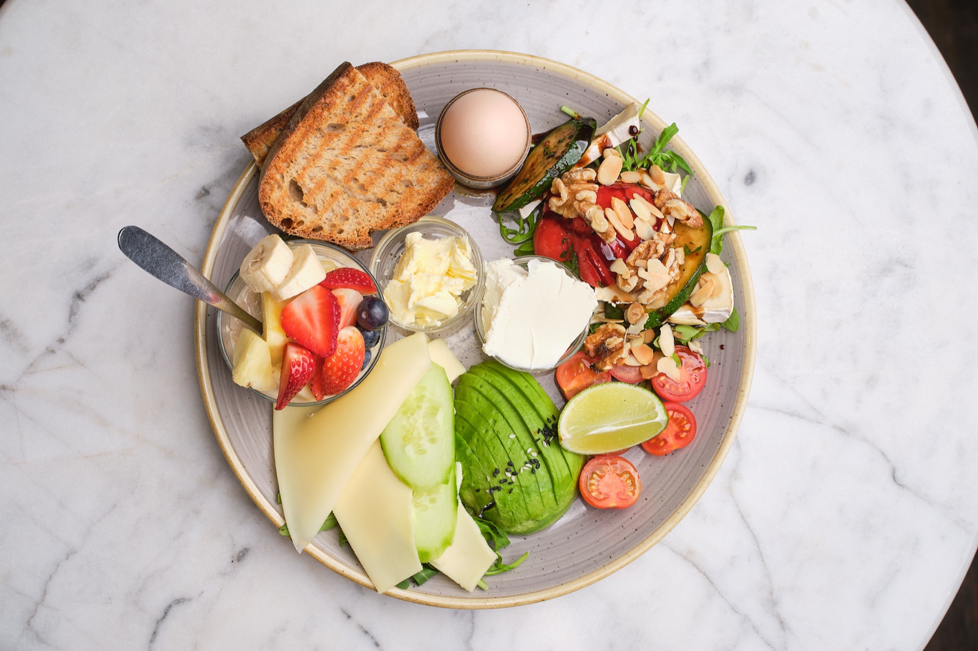 Fitness Frühstück mit Müsli und Obst — Café Miro Berlin