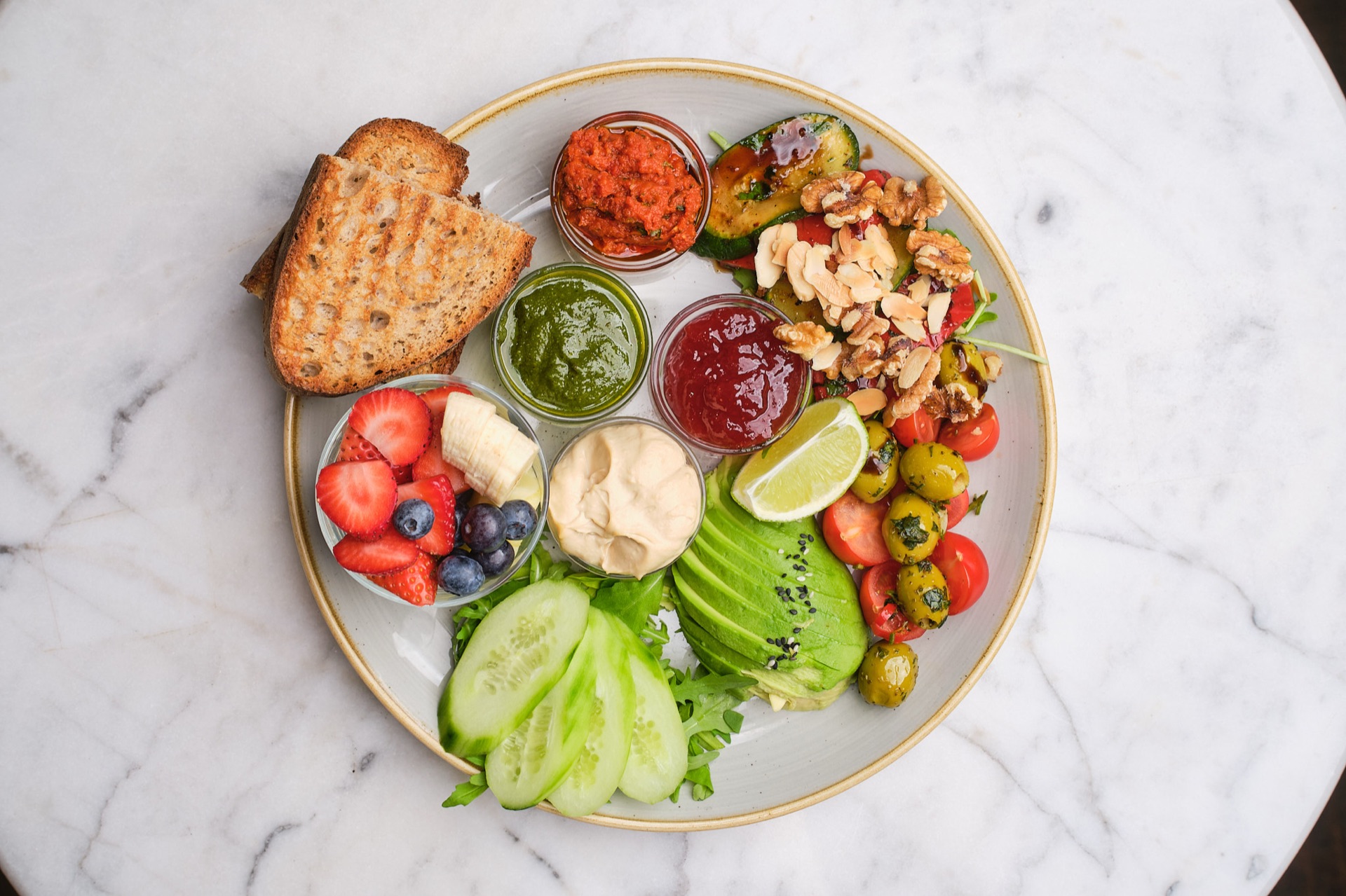 Veganes Frühstück mit Avocado und Hummus — Café Miro Charlottenburg