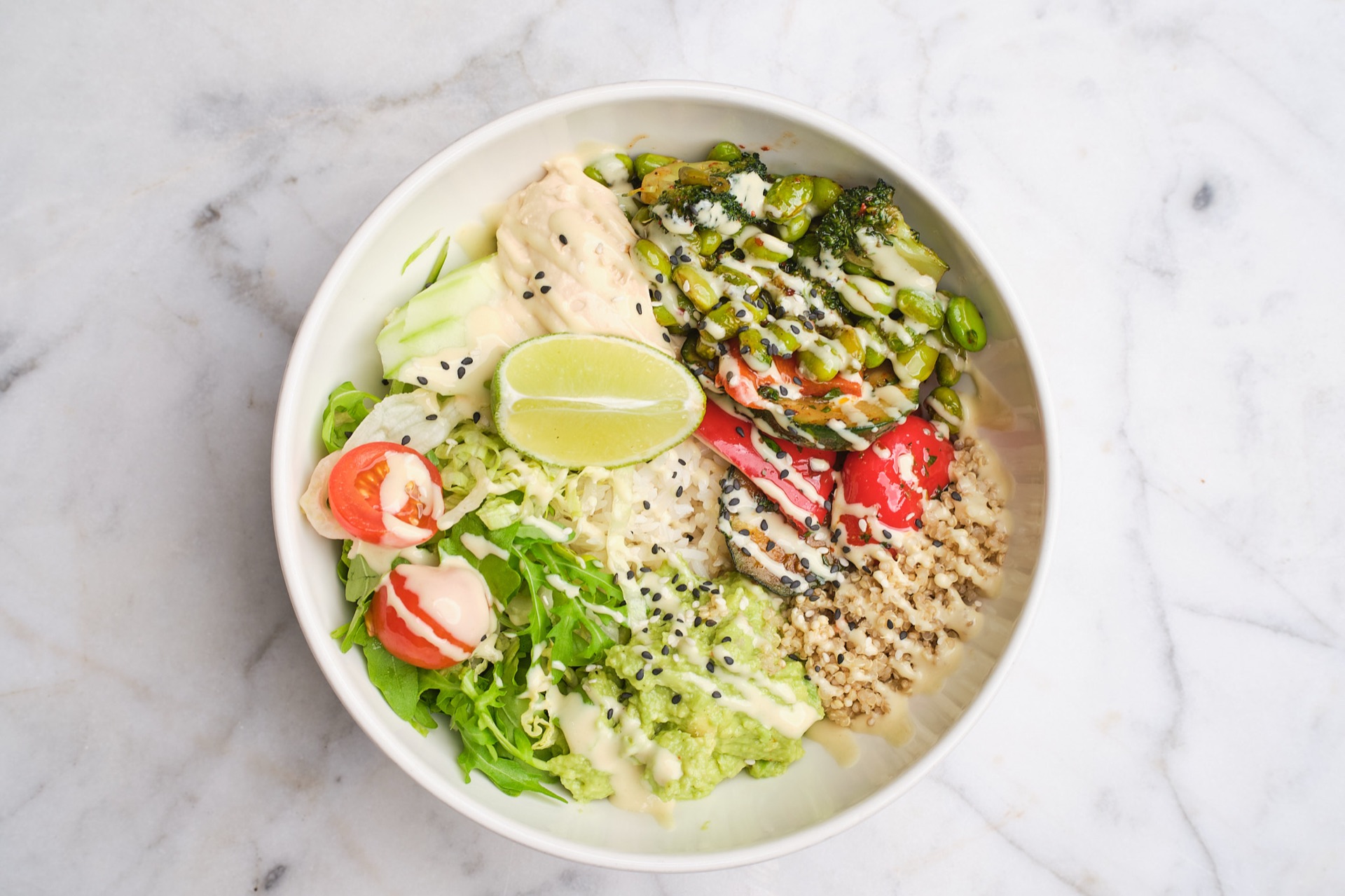 Frische Bowl mit Gemüse und Avocado im Café Miro Berlin