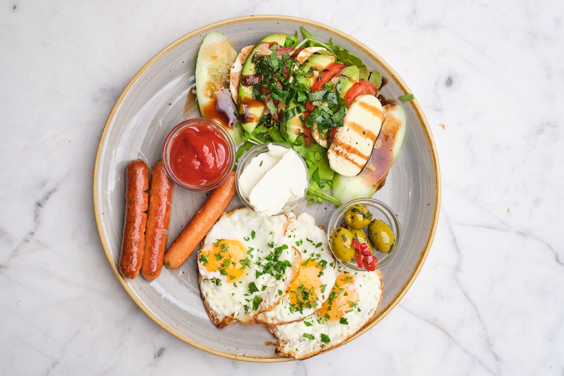 Bio-Eier auf Sauerteigbrot — Frühstück Charlottenburg