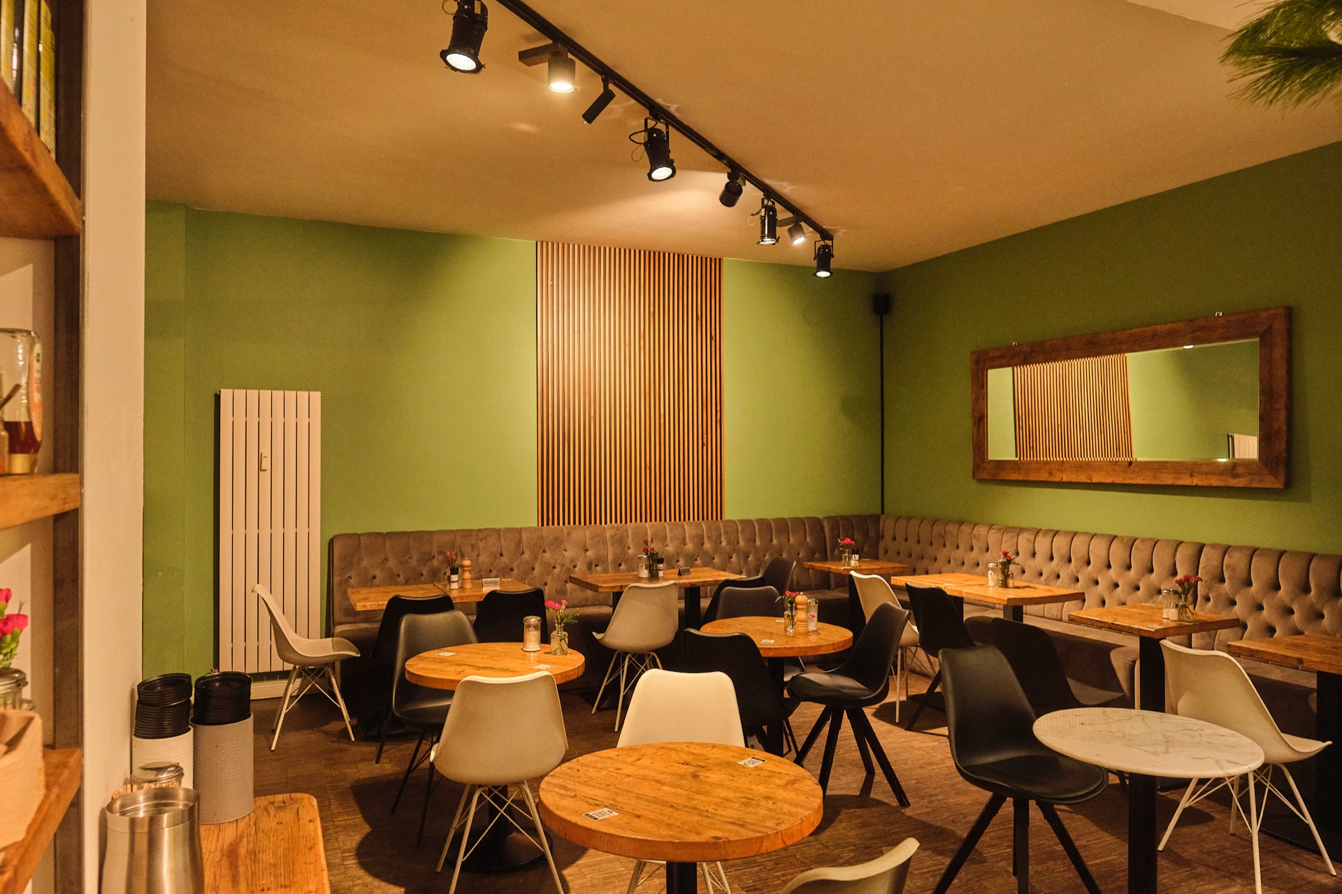 Liebevolle Details im Interieur des Café Miro Berlin Charlottenburg