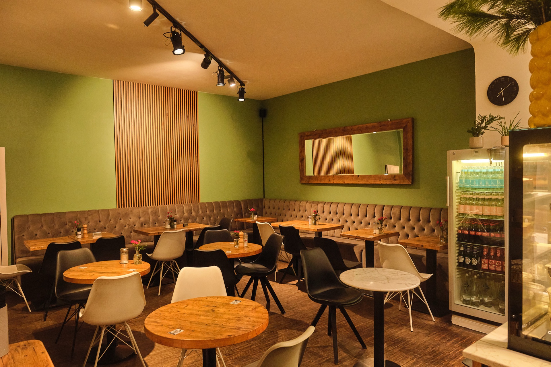 Gemütliche Ecke im Café Miro Berlin Charlottenburg — warme Atmosphäre zum Matcha genießen