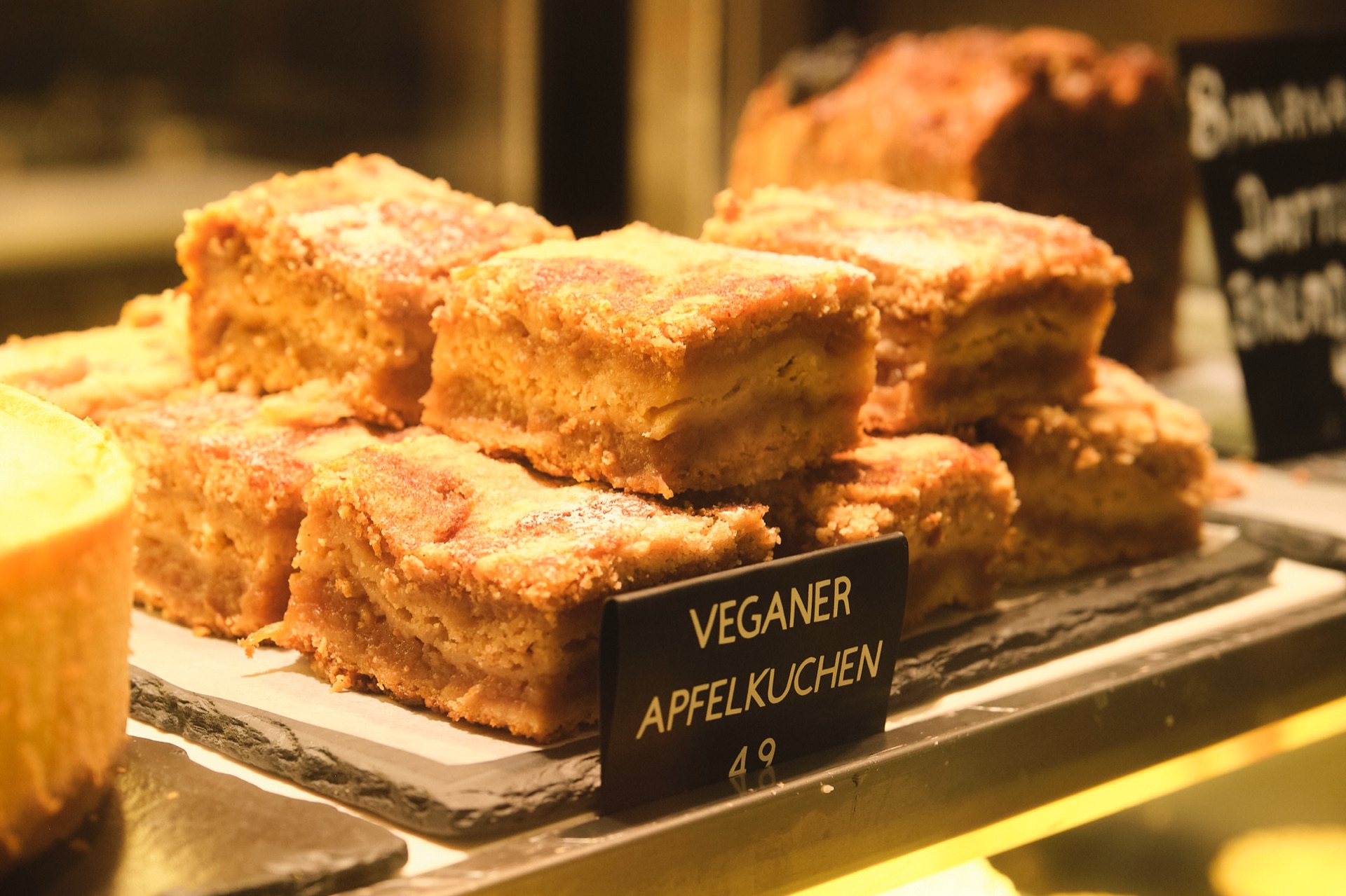 Hausgemachter Kuchen in der Vitrine