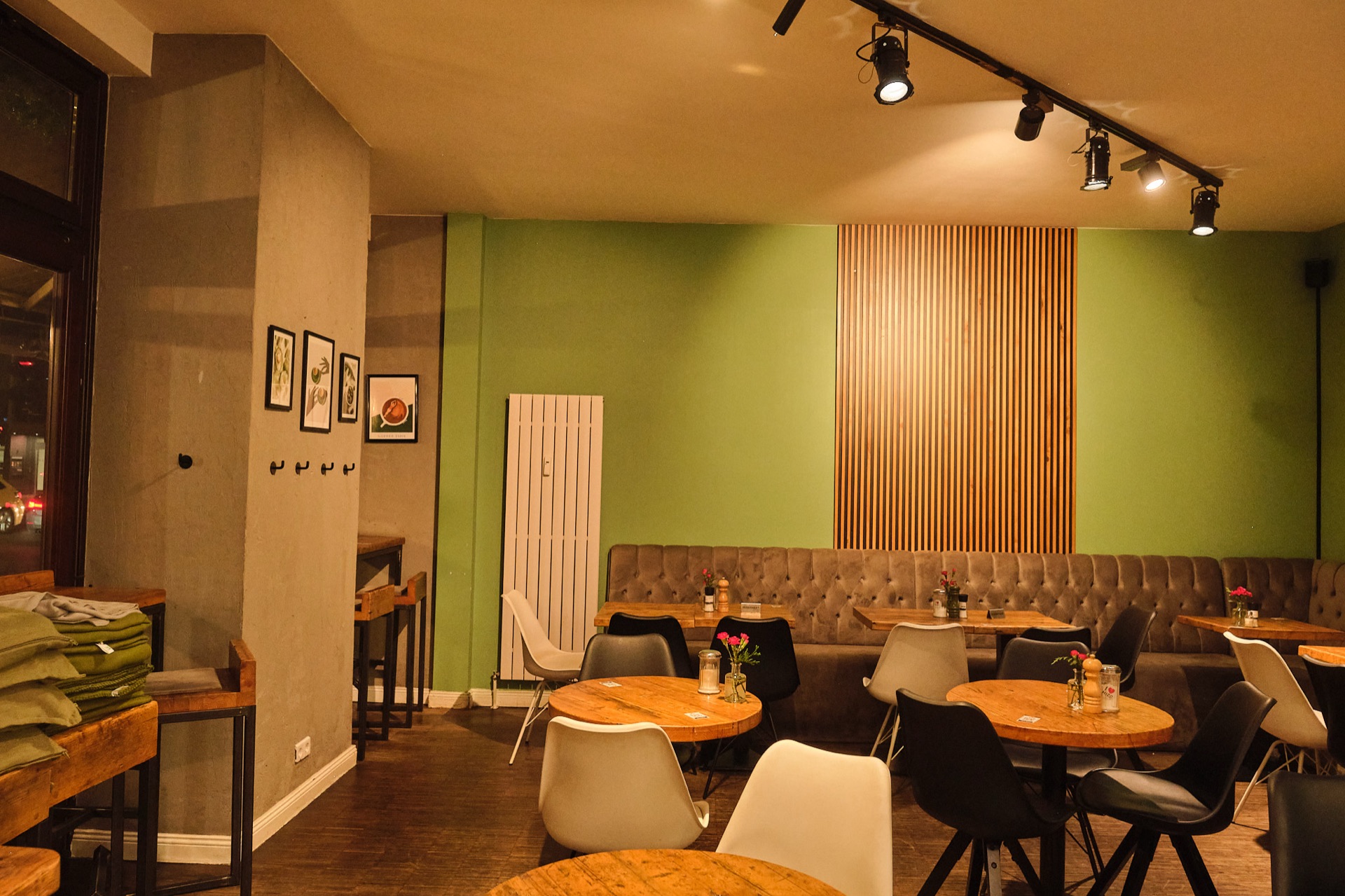Spiegeldetail und stilvolle Einrichtung im Café Miro Berlin Charlottenburg