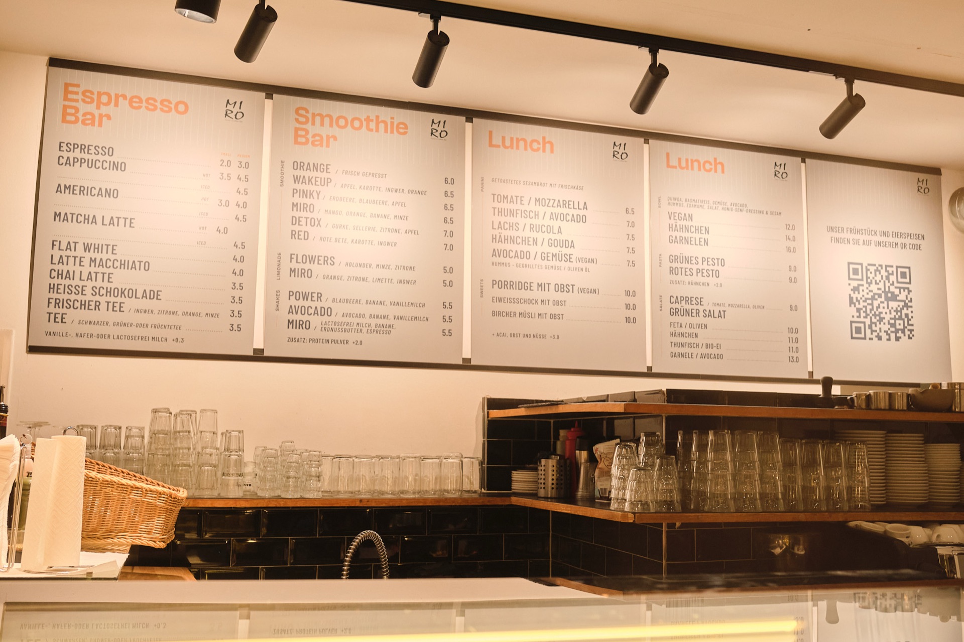 Café Miro Tresen mit Menütafeln an der Uhlandstraße